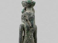 Aeg B 61  Aeg B 61, Spätzeit (6.-4. Jahrhundert v. Chr.) bis frühptolemäisch (3. Jahrhundert v. Chr.), Nefertem, Bronze, H 12,3 cm, B 2,5 cm, T 3,5 cm : Bestandskatalog Ägypten, Museumsfoto: Claus Cordes
